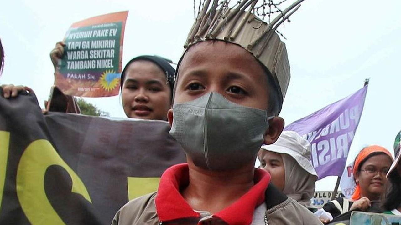 Mereka juga meminta pemerintah untuk serius menangani krisis iklim dan kelestarian lingkungan.