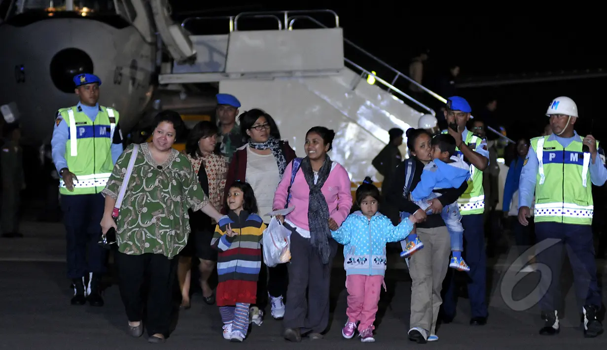 Sejumlah WNI yang selamat dari gempa Nepal tiba di Lanud Halim Perdana Kusuma, Jakarta, Rabu (6/5/2015). Sebanyak 26 WNI beserta relawan dan tim evakuasi tiba dengan pesawat Boeing 737-400 milik TNI AU. (Liputan6.com/Johan Tallo)