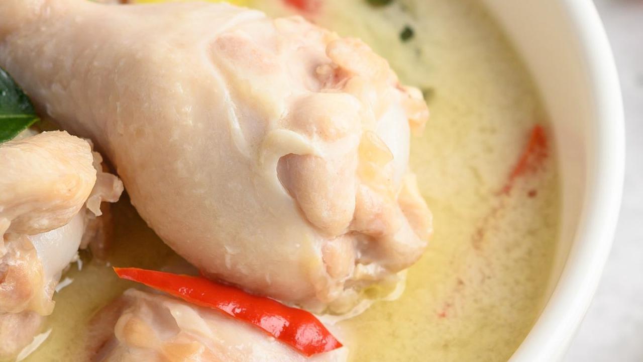 3. Opor Ayam Bumbu Kuning resep dari @DapurKobe