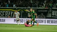 Paulo Gali Freitas beraksi dalam duel Persebaya Surabaya melawan Borneo FC di Stadion Gelora Bung Tomo, Surabaya, Sabtu (20/12/2025) malam. (Doc Persebaya)