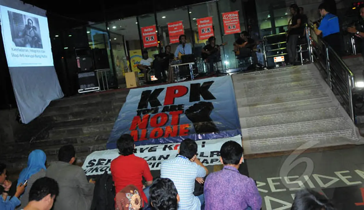 Kelompok musik Simponi beraksi dalam diskusi musikal antikorupsi di Gedung KPK, Jakarta, Rabu (4/2/2015). (Liputan6.com/Faisal R Syam)