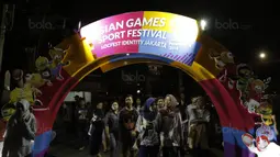 Sejumlah warga menghadiri acara Asian Games Sport Festival di Taman Fatahilah, Jakarta, Sabtu (9/12/2017). Acara tersebut bertujuan untuk mempromosikan Asian Games 2018. (Bola.com/M Iqbal Ichsan)