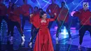 Pedangdut Zaskia Gotik saat bergoyang menghibur penonton pada perayaan HUT Indosiar ke-23 di Jakarta Convention Center (JCC), Kamis (11/1). Ayu Ting Ting dan Zaskia Gotik membawakan lagu sambalado dan tarik selimut. (Liputan6.com/Herman Zakharia)