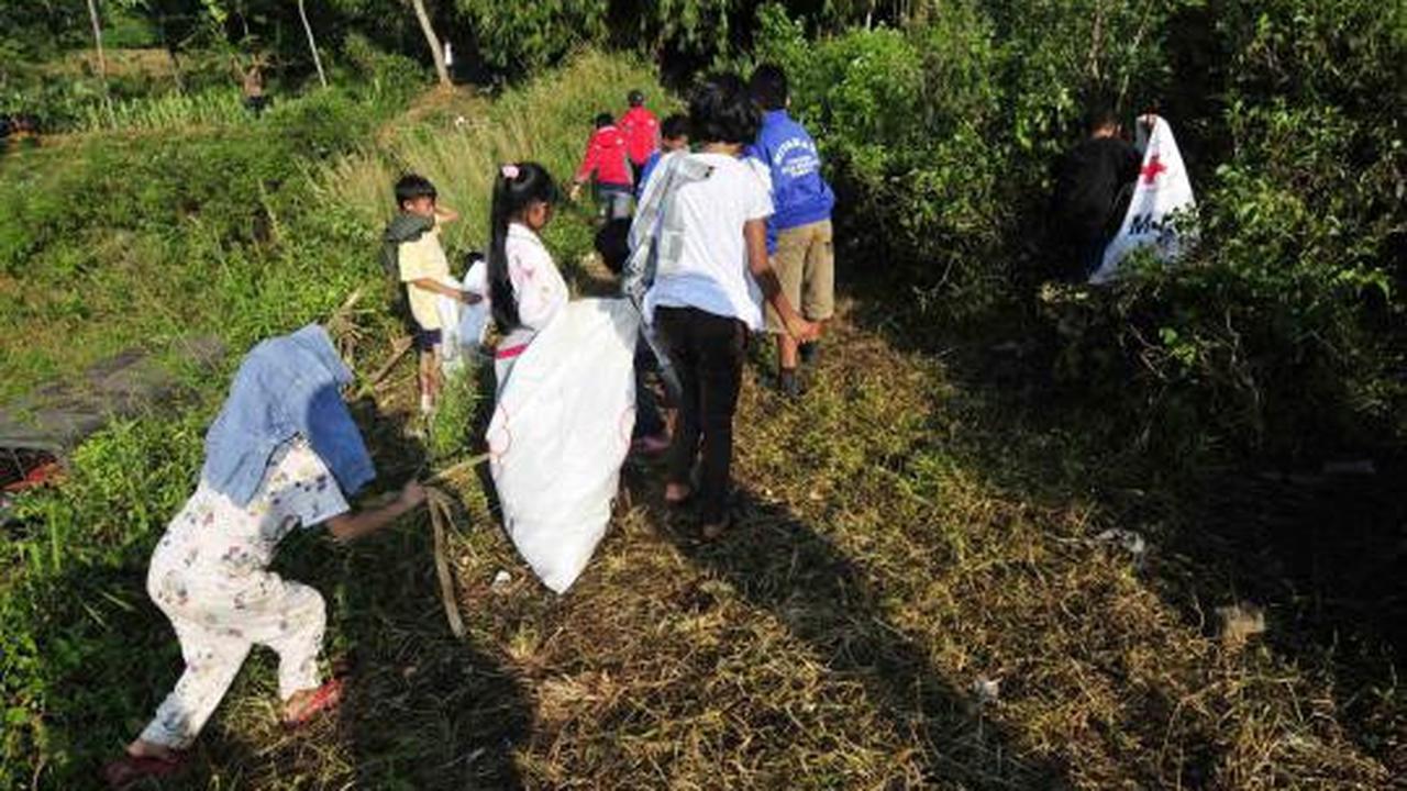 Relawan PMI dan TNI dibantu warga sekitar melakukan bersih   bersih di 