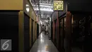 Pasar Santa - Hiruk-pikuk mulai menjauh, kemilau lampu dan suara canda muda-mudi yang mengisi lorong kios seakan senyap termakan sepi. Cahaya benderang yang menjadi simbol di pasar Santa pada tahun 2014, kini tampak pudar. (Liputan6.com/Yoppy Renato)