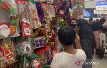 Pasar Asemka Ramai Pengunjung, Berburu Pernak-Pernik Natal dan Tahun Baru