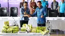 Menteri Keuangan Sri Mulyani dan Kepala BNN Komjen Budi Waseso mengacungkan jempol saat menunjukkan barang bukti sabu di Jakarta, Jumat (19/1). Kementerian Keuangan dan BNN mengungkap penyelundupan narkoba di Aceh. (Liputan6.com/Angga Yuniar)