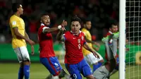 Striker Chile Eduardo Vargas merayakan gol ke gawang Brasil dalam kualifikasi Piala Dunia 2018 zona Amerika Selatan, Jumat (9/10/2015). (Liputan6.com/REUTERS/Ivan Alvarado)