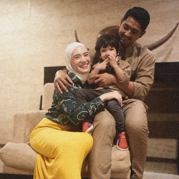 Arya Saloka bersama keluarga (Instagram/arya.saloka)