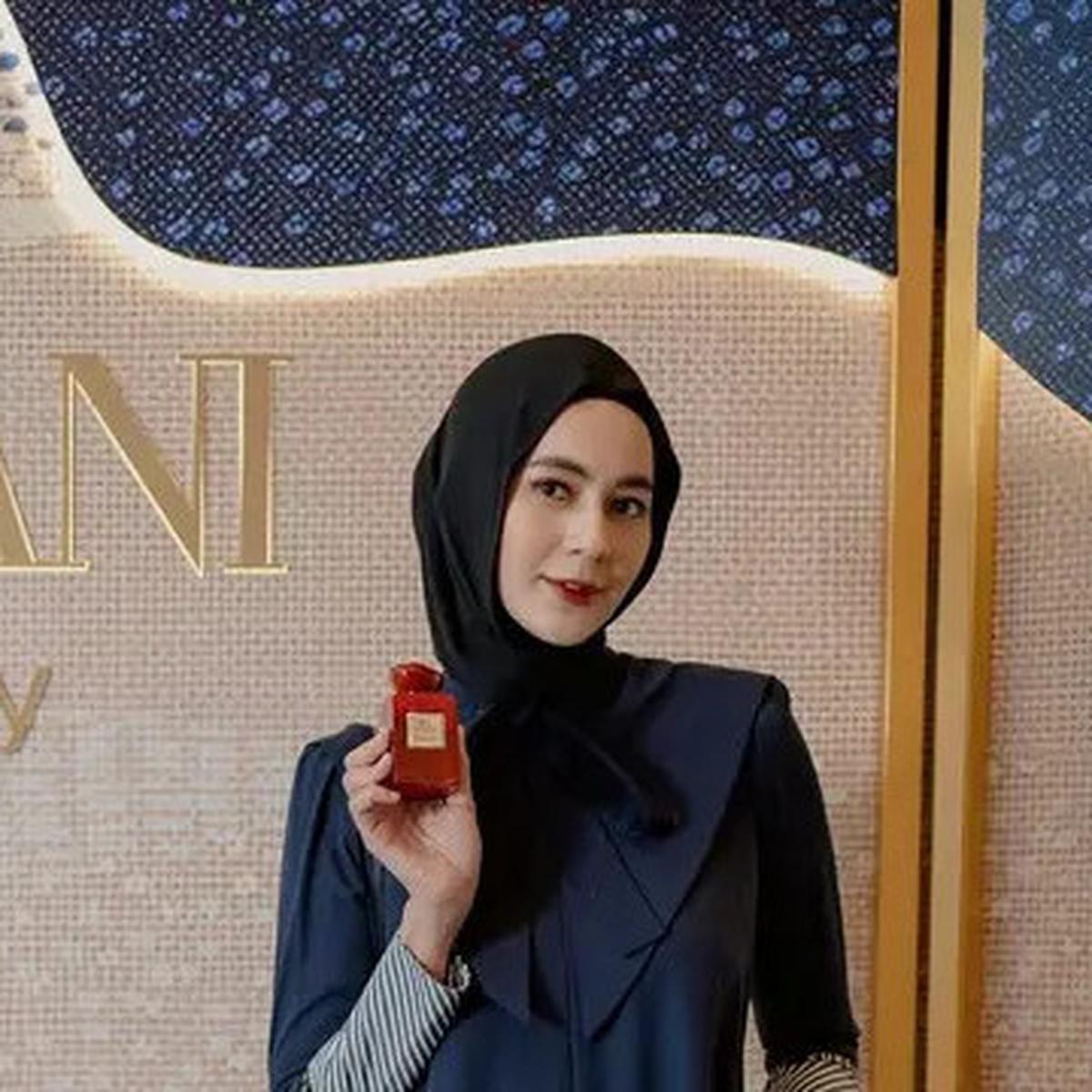 Paula Verhoeven Tampil Anggun dengan Hijab dan Gaun Navy di Acara Kecantikan Eksklusif