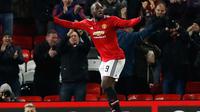 Penyerang Manchester United, Romelu Lukaku melakukan selebrasi usai mencetak gol ke gawang Derby County pada babak tiga Piala FA di Old Trafford, Inggris (5/1). MU menang 2-0 atas Derby County. (Martin Rickett/PA via AP)