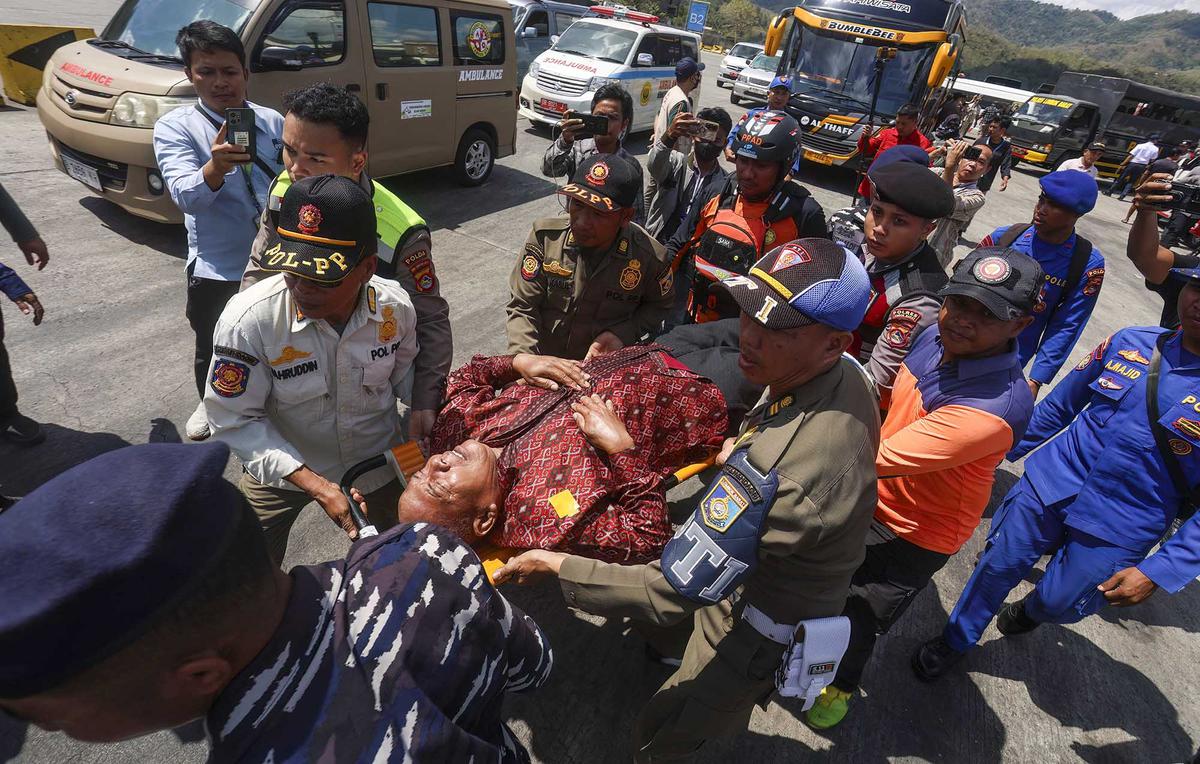Evakuasi Korban Kebakaran KMP Putri Yasmin di Selat Lombok