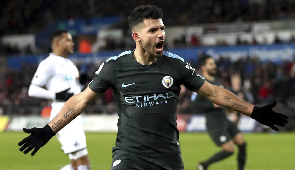 Striker Manchester City, Sergio Aguero, melakukan selebrasi usai mencetak gol ke gawang Swansea City pada laga Premier League di Stadion Liberty, Rabu (13/12/2017). Manchester City menang 4-0 atas Swansea City. (AP/Nick Potts)