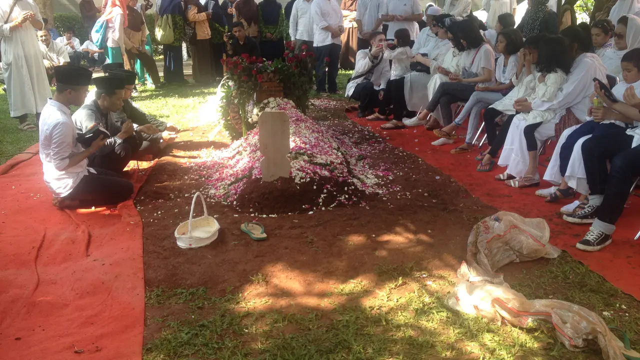 Pemakaman ibu Adrie Subono