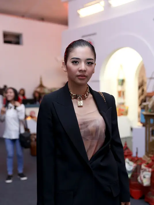 "Kesibukan sekarang masih urus anak. Masih menyusui sekarang. Orang memang sempet nanya sih, kok aku bisa cepet banget kurusnya. Ya itu, karena menyusui. Ga ada perawatan, olahraga juga belum," ungkap Oxcel. (Andy Masela/Bintang.com)