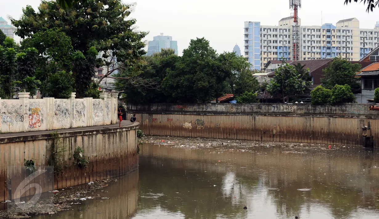 Ceceran sampah terlihat menggenang di Kali Krukut dekat TPU Karet Bivak Jakarta, Sabtu (5/11). Tampak warga menghabiskan waktu dengan memancing ikan di sisi Kali Krukut. (Liputan6.com/Helmi Fithriansyah)