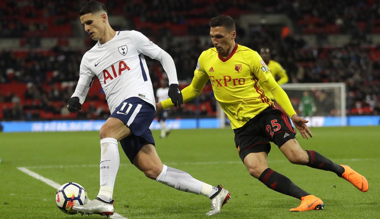 Aksi pemain Tottenham, Erik Lamela (kiri) mengecoh pemain Watford, Jose Holebas pada lanjutan Premier League di Wembley stadium, London, (30/4/2018). Tottenham menang 2-0. (AP/Kirsty Wigglesworth)