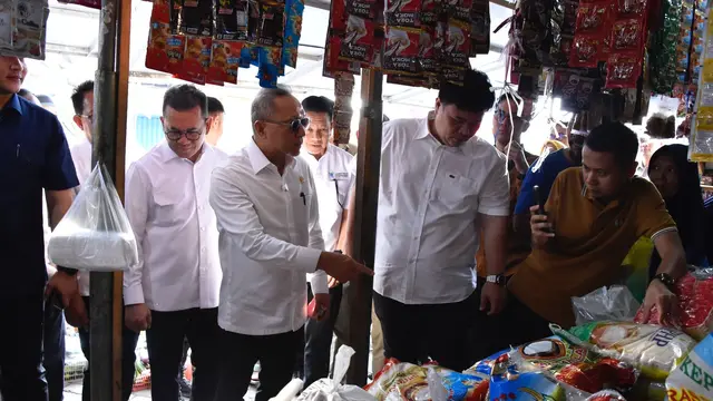 Menteri Koordinator Bidang Pangan Zulkifli Hasan (Zulhas) meninjau harga sejumlah bahan pokok di Pasar Tradisional Tourism Market Sedati, Sidoarjo, Jawa Timur, Rabu (8/1/2025).