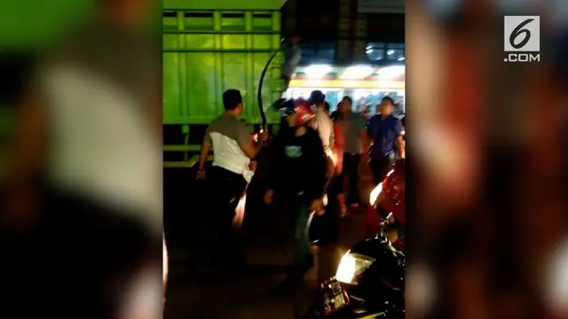 Aksi tawuran terjadi di Tangerang, Banten. Dalam aksi tersebut sejumlah siswa ditangkap, puluhan senjata tajam disita polisi.