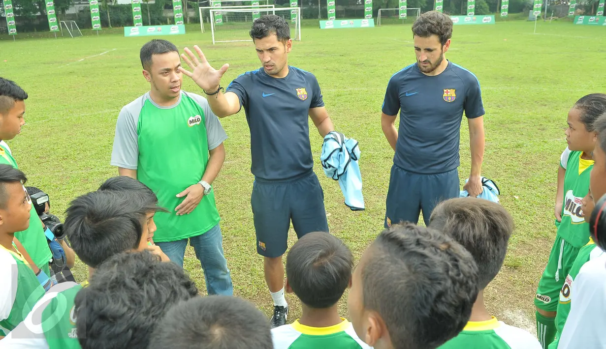 Tim pelatih dari FC Barcelona memberikan pelatihan sepak bola di International Sport Club of Indonesia, Tangerang Selatan, Jumat (21/4). Peserta adalah hasil seleksi dari Milo Football Championship 2017. (Liputan6.com/Helmi Afandi)