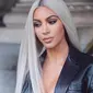 Bukan Kim Kardashian kalau tak bereksperimen dengan penampilannya. Baru-baru ini ia kembali melakukannya dengan mengubah tampilan gaya rambutnya yang semula berwarna hitam menjadi putih. (Instagram/kimkardashian)