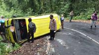 Mobil Elf pengangkut 14 orang terguling di jalur Sengkan Mayit jalur menuju Kawah Ijen. (Hermawan Arifianto/Liputan6.com)