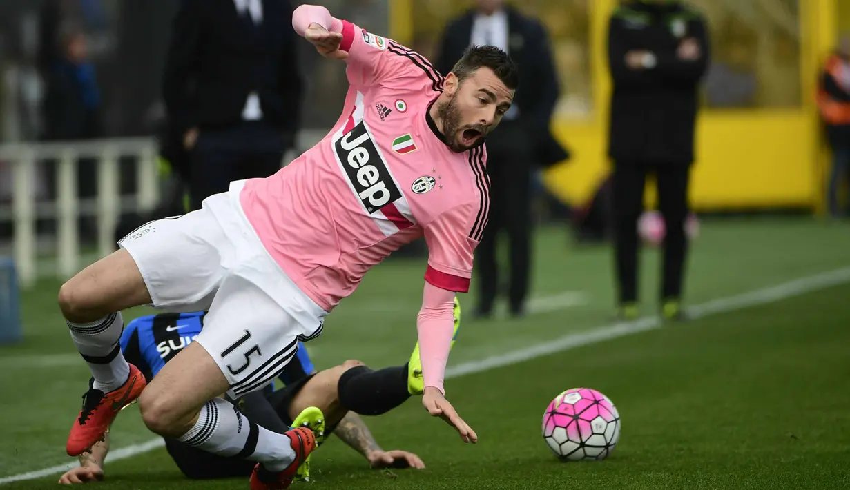 Pemain Juventus, Andrea Barzagli terjatuh saat berebut bola dengan pemain Atalanta pada lanjutan Serie A 2015-2016  di Stadion Atleti Azzurri d'Italia, Minggu (6/3/2016) malam WIB. (AFP/Olivier Morin)