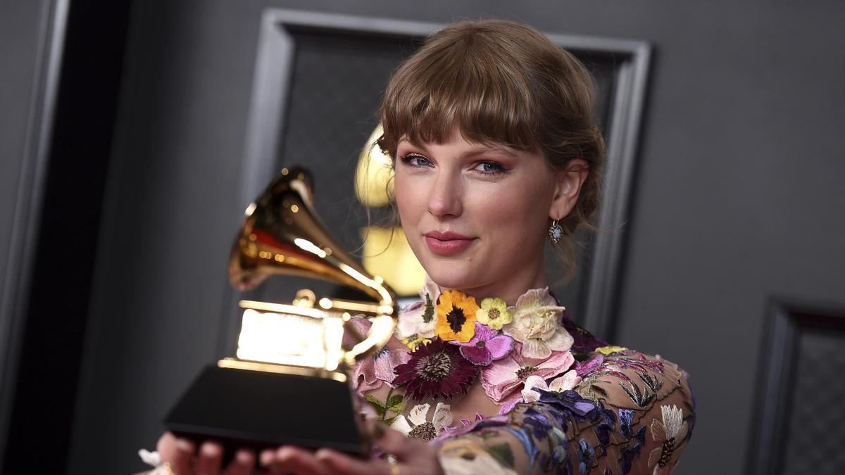 Taylor Swift Merilis Ulang Lirik Lagu Message In A Bottle, Sekarang ...