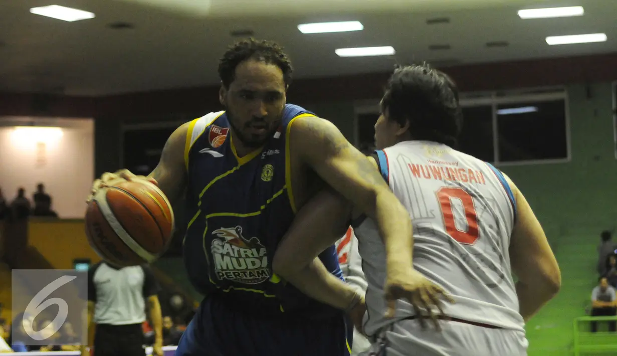 Pemain asing Satria Muda, Alexandro D Lowhorn (kiri) mencoba melewati pemain Stadium, Valentino Wuwungan pada laga Perbasi Cup 2016 di GOR Soemantri Brodjonegoro, Jakarta, Selasa (25/10). Satria menang telak 73-59. (Liputan6.com/Helmi Fithriansyah)
