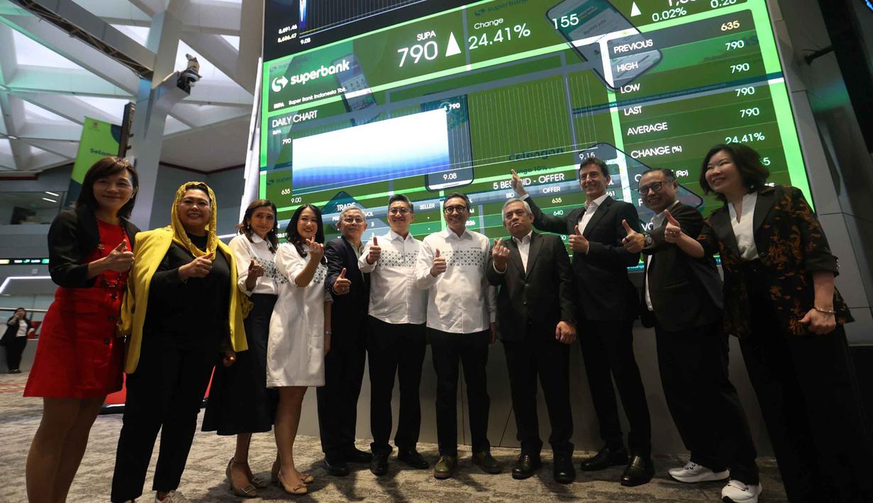 Harga saham SUPA tersebut langsung cetak auto reject atas (ARA). Pada awal sesi pagi, total frekuensi perdagangan 1.208 kali dengan volume perdagangan 20.369 saham. Nilai transaksi Rp 1,6 miliar pada pembukaan perdagangan saham. Tampak dalam foto, Presiden Direktur Superbank, Tigor M. Siahaan (ketujuh kiri) menerima sertfikat dari Direktur Pengawasan Transaksi dan Kepatuhan Bursa Efek Indonesia (BEI), Kristian Manullang (keempat kanan) saat pencatatan perdana saham PT Super Bank Indonesia Tbk (SUPA) di Bursa Efek Indonesia (BEI), Rabu (17/12/2025). (Kapanlagi.com/Budy Santoso)