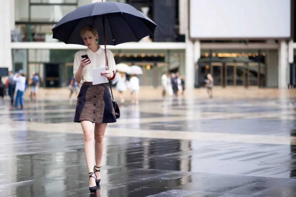 Musim Ujan? di Sini Ada Pakaian yang Cocok Kamu Jadikan Pilihan