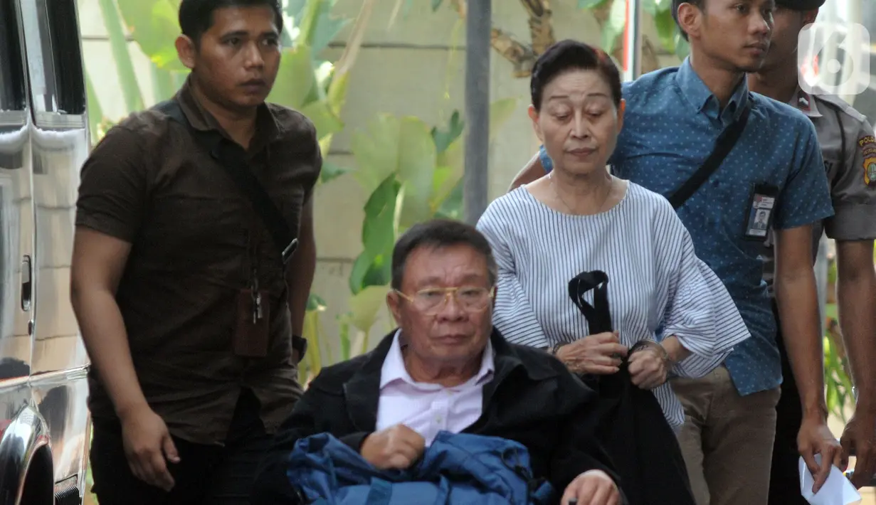 Dua terpidana suami istri Dirut PT Wijaya Kusuma Emindo (WKE) Budi Suharto dan Direktur PT WKE Lily Sundarsih W tiba di Gedung KPK, Jakarta, Senin (14/10/2019). Keduanya diperiksa sebagai saksi untuk tersangka Komisaris PT Minarta Dutahutama, Leonardo Jusminarta Prasetyo. (merdeka.com/Dwi Narwoko)
