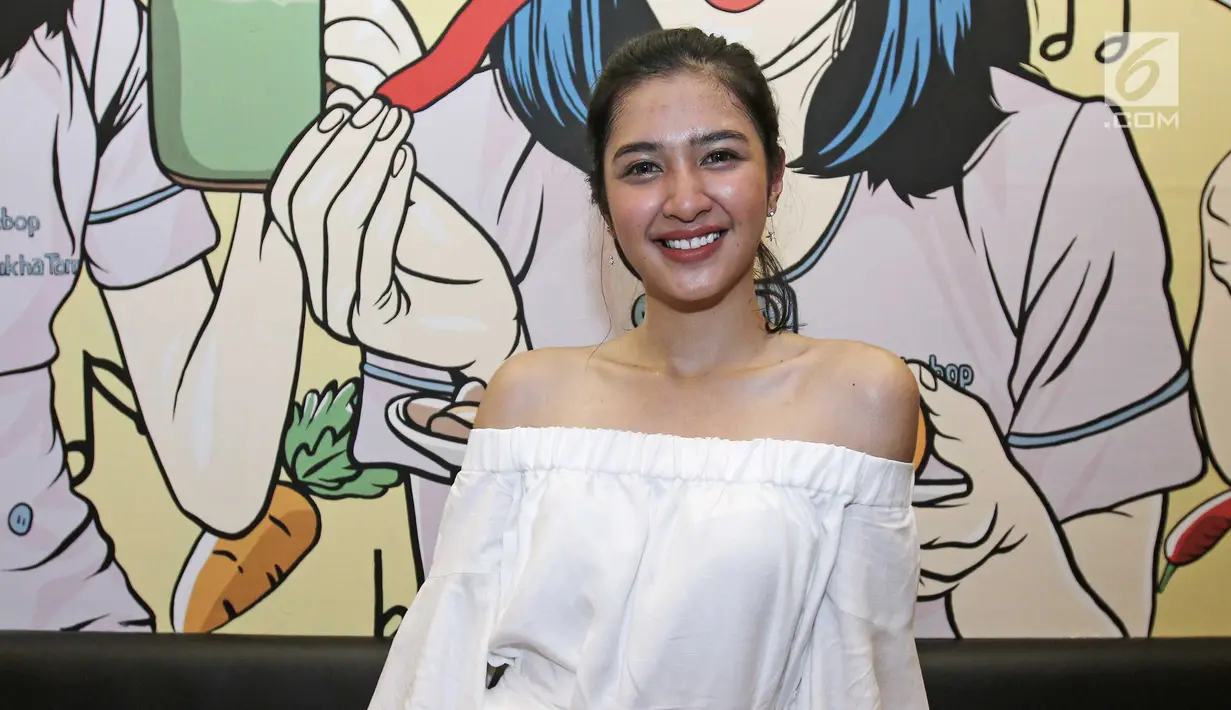 Artis peran Mikha Tambayong disela perayaan ulang tahunnya ke 23 di kawasan Tebet, Jakarta, Jumat (15/9). Pemilik nama Maudy Mikha Maria Tambayong itu tampil cantik dengan mengenakan dress putih. (Liputan6.com/Herman Zakharia)