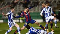 Pedri Barcelona, ​​tengah, bertarung memperebutkan bola dengan bek Real Sociedad dalam pertandingan semifinal Piala Super Spanyol di stadion Nuevo Arcangel di Cordoba, Spanyol, Rabu, 13 Januari 2021. (Foto AP / Jose Breton)