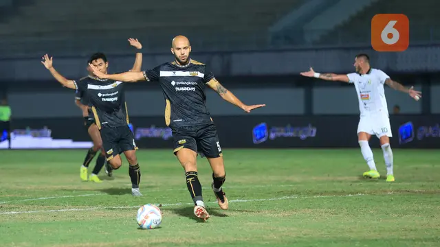 Foto: Momen Pemain PSS Sleman Sering Kehilangan Bola Hingga Salah Umpan saat Melawan Dewa United di Liga 1