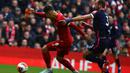Gelandang Liverpool, Roberto Firmino, berebut bola dengan pemain Bournemouth pada laga lanjutan Premier League 2019-2020 di Anfield, Liverpool, Sabtu (7/3) malam WIB. Liverpool menang 2-1 atas Bournemouth. (AFP/Geoff Caddick)