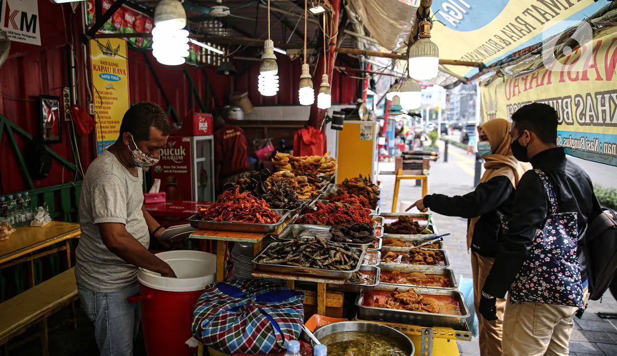 Suasana warung nasi kapau di kawasan Senen, Jakarta Pusat, Senin (19/10/2020). Pelonggaran pembatasan sosial berskala besar (PSBB) kembali ke fase transisi disambut baik oleh para pelaku usaha kuliner karena pengunjung dapat kembali bersantap di tempat. (Liputan6.com/Faizal Fanani)