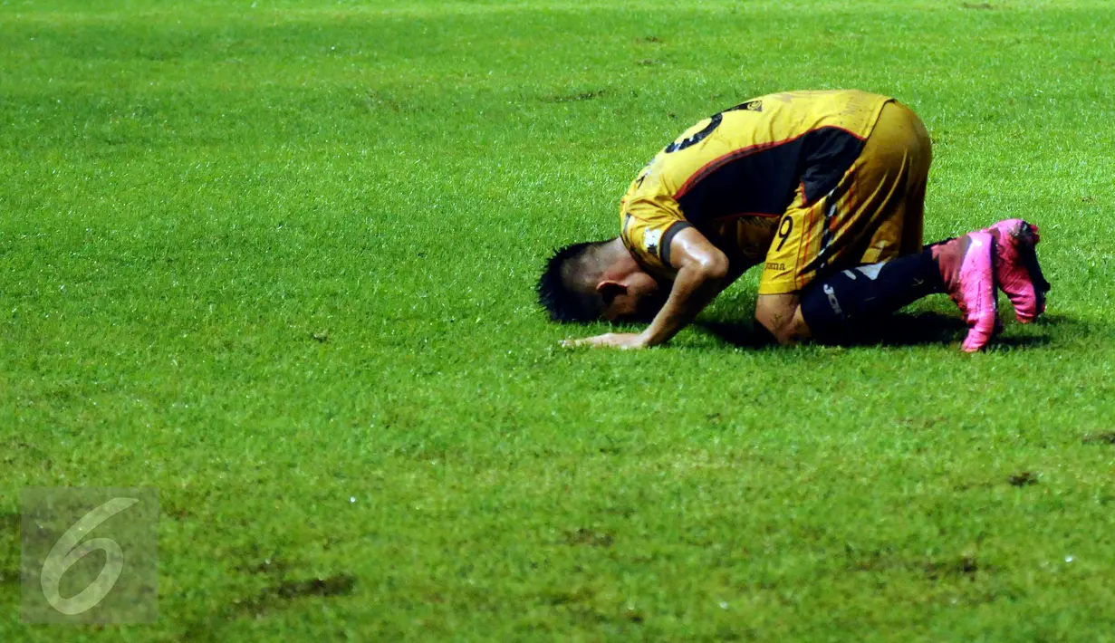 Pemain tengah Mitra Kukar, Yogi Rahadian sujud syukur usai mencetak gol ke gawang Semen Padang di final turnamen piala Jenderal Sudirman di Stadion GBK Jakarta, Minggu (24/1/2016). Gol Yogi dicetak pada menit 89. (Liputan6.com/Helmi Fithriansyah)