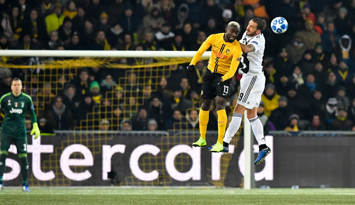 Pemain Young Boys, Nicolas Moumi Ngamaleu dan pemain Juventus, Leonardo Bonucci berebut bola pada laga pamungkas Grup H Liga Champions di Stade de Suisse, Kamis (13/12). Kalah 1-2, Juventus tetap keluar sebagai juara Grup H (Anthony Anex/Keystone via AP)