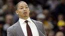 Ekspresi pelatih Cleveland Cavaliers, Tyronn Lue saat menyaksikan laga Cavs melawan Miami Heat pada lanjutan NBA basketball game, di Quicken Loans Arena, Cleveland, (28/11/2017). Cavs menang 108-97. (AP/Tony Dejak)