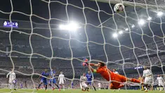 Kiper Real Madrid, Iker Casillas gagal menghalau bola tendangan penyerang Juventus, Alvaro Morata saat leg kedua semifinal Liga Champions di Stadion Santiago Bernabeu, Kamis (14/5/2015). Real Madrid bermain imbang 1-1 atas Juventus. (Reuters/Juan Medina)
