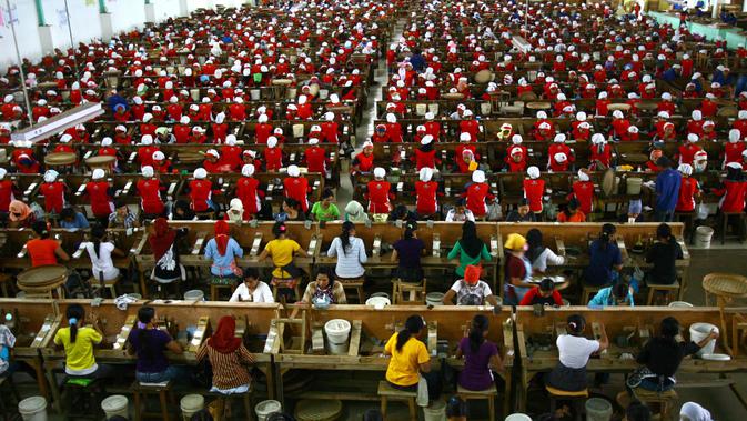 Ratusan buruh Indonesia bekerja di pabrik tembakau memproduksi rokok kretek di Malang Jawa Timur, (24/6/2010). (AFP/AMAN RAHMAN)