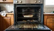 Cara Menghilangkan Lemak yang Menempel pada Oven, Jangan Langsung Menggosoknya