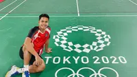 Tunggal putra bulutangkis Indonesia, Anthony Ginting, berpose dengan latar belakang logo Olimpiade Tokyo 2020 saat berlatih. (Dok. PBSI)