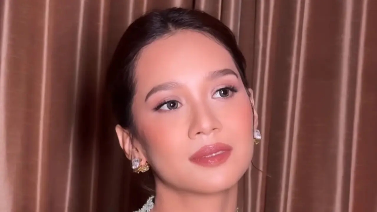 Penampilan  Gista Putri saat Hadir di Tunangan Anak Sambungnya. [@iwanetaufik_hair]