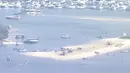 Gambar yang diambil dari video ini menunjukkan pulau pasir dengan helikopter yang jatuh, korban dan layanan darurat di Gold Coast, Australia Senin, 2 Januari 2023. Dua helikopter bertabrakan di hotspot wisata Australia Senin sore. (CH9 via AP)