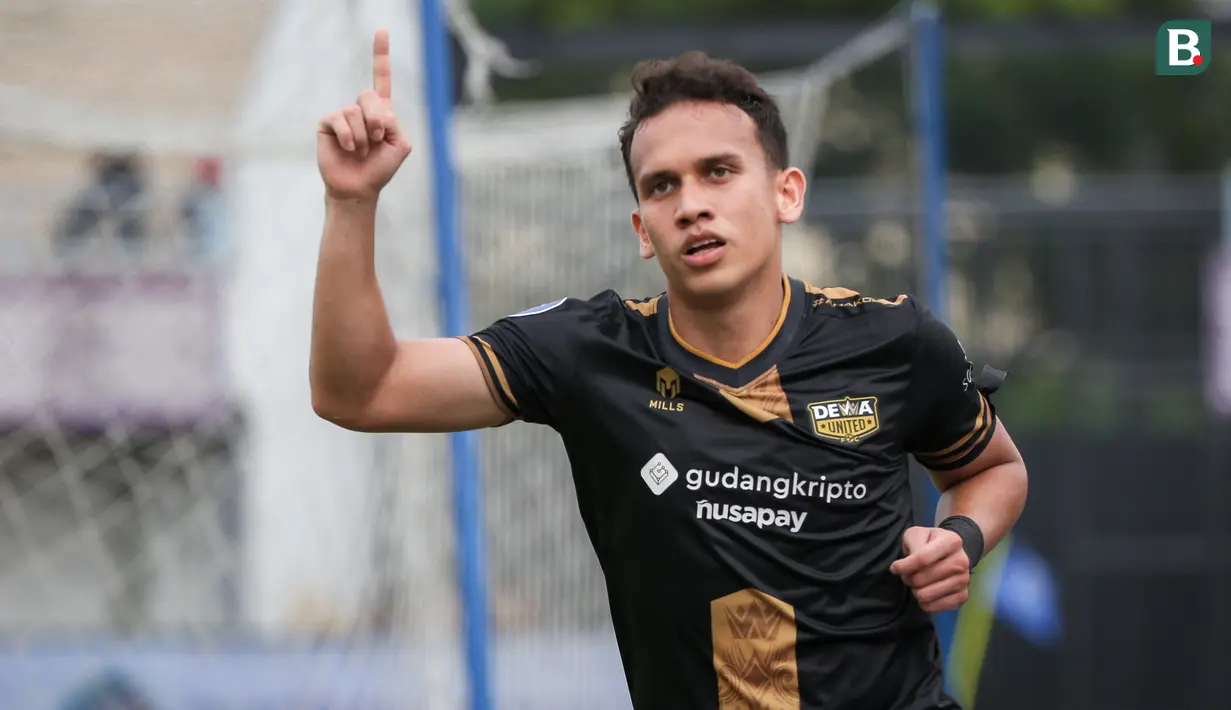 Pemain Dewa United, Egy Maulana Vikri melakukan selebrasi setelah mencetak gol ke gawang Madura United saat laga lanjutan BRI Liga 1 2022/2023 di Indomilk Arena, Tangerang, Kamis (2/2/2023). (Bola.com/Bagaskara Lazuardi)
