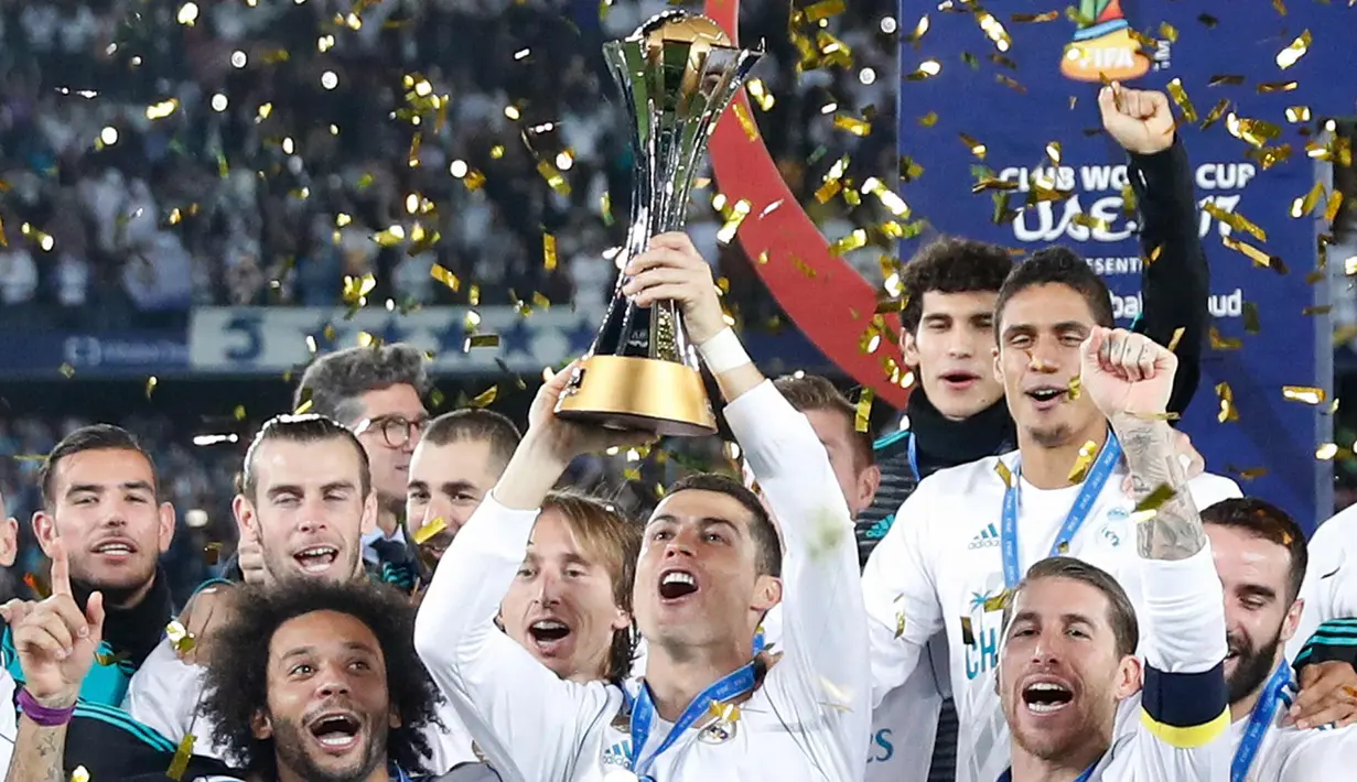 Penyerang Real Madrid, Cristiano Ronaldo mengangkat trofi Piala Dunia Antarklub 2017 usai mengalahkan klub Brasil, Gremio pada babak final di stadion Zayed Sports City di Abu Dhabi, Uni Emirat Arab, (16/12). (AP Photo / Hassan Ammar)