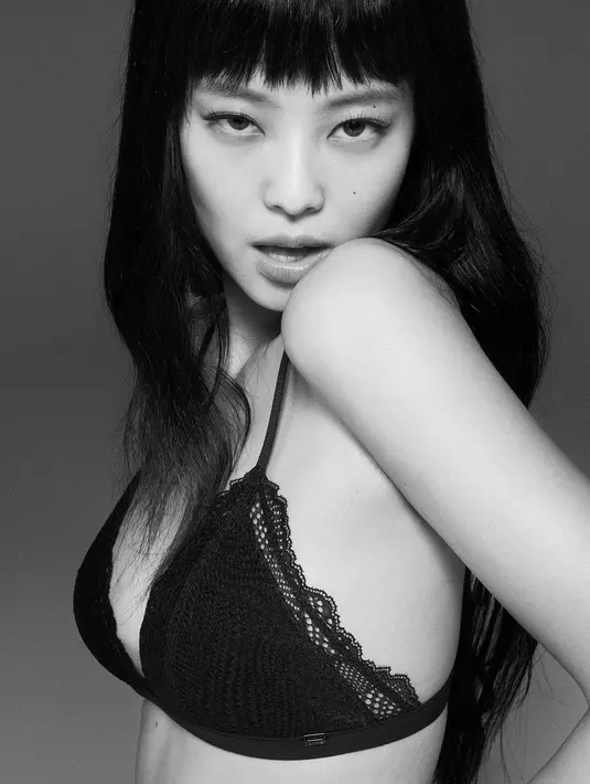 Di potret lain, Jennie BLACKPINK kenakan bikini renda berwarna hitam [@calvinklein]