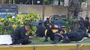 Sejumlah Korps Brimob beristirahat disela penjagaan mereka di kawasan MH Thamrin, Jakarta, Jumat (24/5/2019). Usai kerusuhan 22 Mei 2019, penjagaan di kawasan jalan MH Thamrin sampai Jumat, 24 Mei 2019 masih terus dilakukan oleh aparat kepolisian. (Liputan6.com/Herman Zakharia)